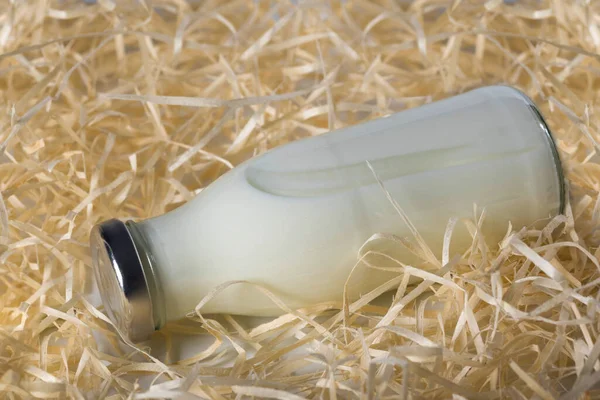 Fles Verse Melk Het Hooi Close Gezond Voedsel — Stockfoto