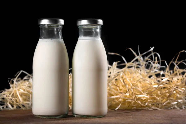 Twee Flessen Verse Melk Een Zwarte Achtergrond Gezond Voedsel — Stockfoto