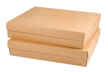 Karton kutular beyaz bir arka planda izole edilmiş. Teslimat servisi, ambalaj.