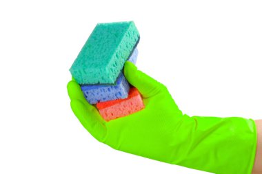 Çamaşır bezleri ve el ele tutuşan koruyucu bir eldiven beyaza izole edilmiş. Temizlik kavramı.