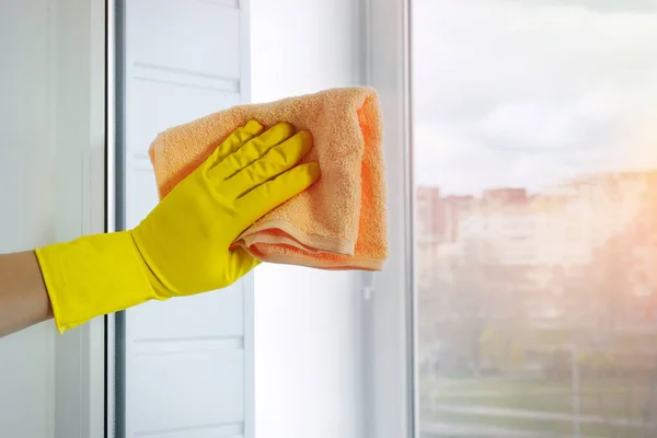 Kvinnlig Hand Gul Handske Med Trasa Gnuggar Fönstret — Stockfoto