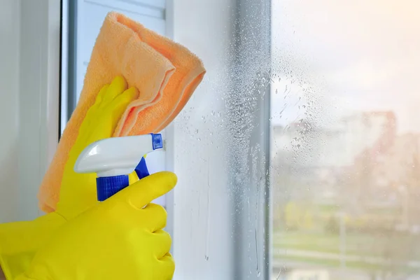 Mãos Luvas Borracha Lave Janelas Com Spray Conceito Limpeza Higiene — Fotografia de Stock