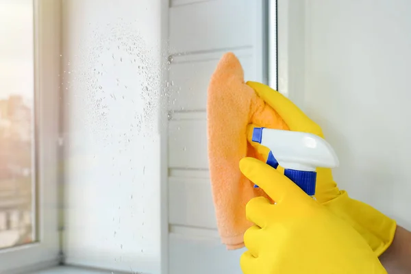 戴黄色橡胶手套的女手擦窗户 清洗概念 — 图库照片