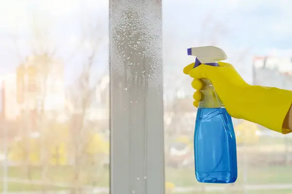 Kvinnlig Hand Gul Handske Och Tvättmedel Bakgrunden Ett Fönster Rengöringsfönster — Stockfoto