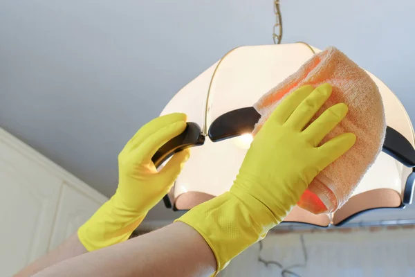 Ręce Rękawiczkach Oczyścić Kurz Żyrandola Sprzątanie Domu — Zdjęcie stockowe