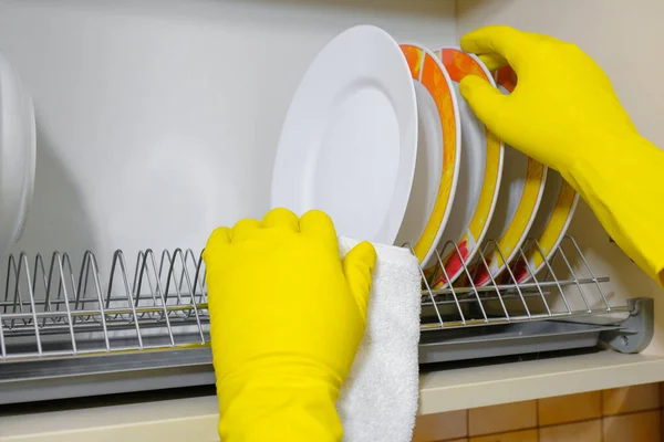 Руки Резиновых Перчатках Вытирают Посуду Кухне Уборка Дома — стоковое фото