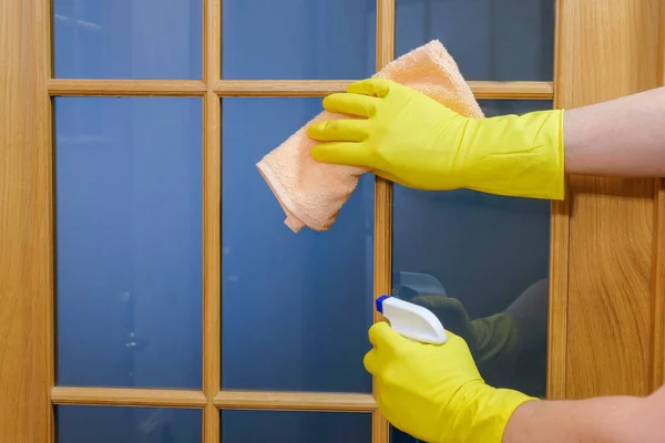 Уборка Дома Крупным Планом Руки Перчатках Вытирают Пыль Двери Услуги — стоковое фото