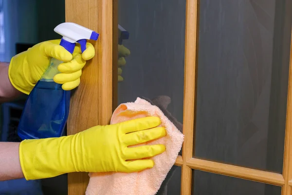 Руки Рукавичках Ганчіркою Миючим Засобом Очищають Скло Від Дверей Прибирання — стокове фото
