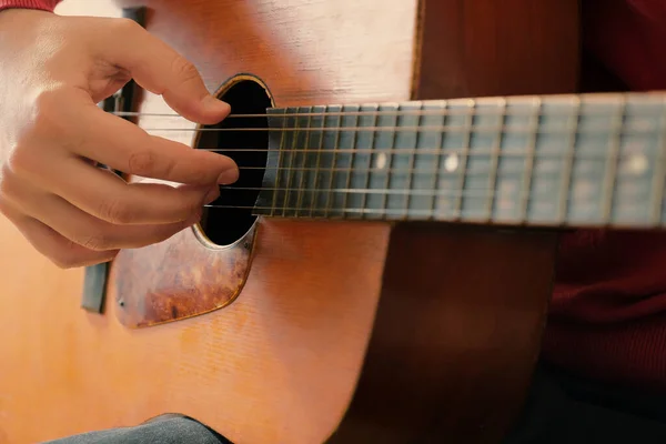 Крупним Планом Руки Чоловіка Грають Акустичній Гітарі Відтворення Гітари Музичного — стокове фото