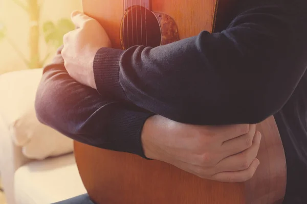 Klasik Akustik Gitar Yakın Plan Bir Müzisyenin Elleri Müzik Konsepti — Stok fotoğraf