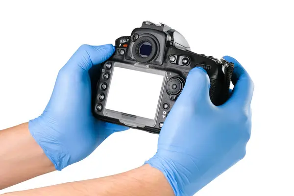 Mężczyzna Niebieskich Rękawiczkach Medycznych Trzyma Kamerę Odizolowaną Biało Rękawice Ochrony — Zdjęcie stockowe
