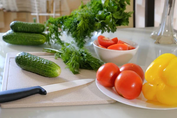 Φρέσκα Λαχανικά Για Σαλάτα Στο Τραπέζι Της Κουζίνας Υγιεινή Διατροφή — Φωτογραφία Αρχείου