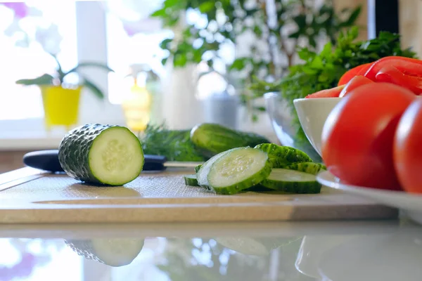 Φρέσκα Λαχανικά Για Σαλάτα Στο Τραπέζι Της Κουζίνας Υγιεινή Διατροφή — Φωτογραφία Αρχείου