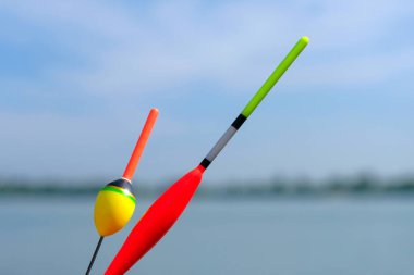 Balıkçılık geçmişi. Gölün arka planında olta takımı, yakın plan. Boş zaman.