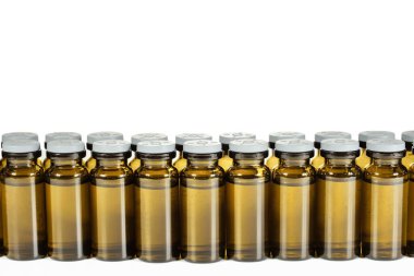 Tıbbi ampuller beyaz arka planda izole edildi.