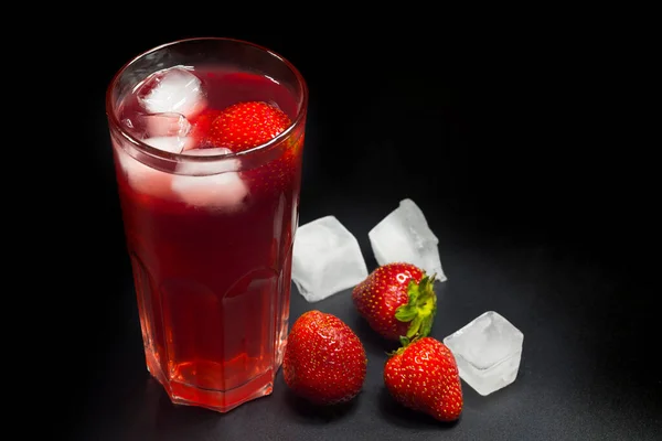 夏天草莓柠檬汁加黑色底色 水果柠檬水加冰块 — 图库照片