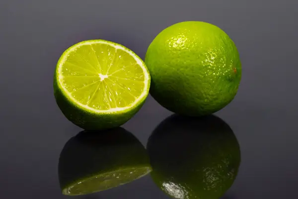 Fresh Green Lime Reflection Dark Background — Stock Photo, Image