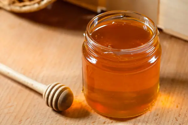 Ένα Βάζο Φρέσκο Μέλι Και Μια Κουτάλα Μέλι Ένα Ξύλινο — Φωτογραφία Αρχείου