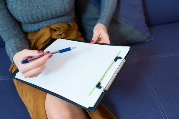 医師の女性の手で書くためのノートパッド 心理療法 社会問題 中毒の概念 — ストック写真