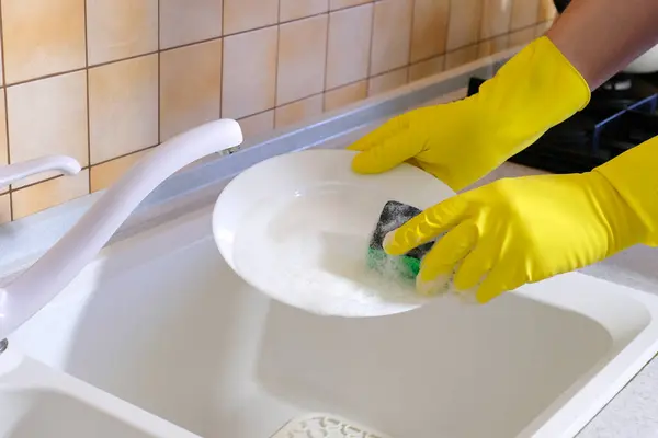Lavar Pratos Mãos Com Uma Esponja Lavam Prato Abaixo Água — Fotografia de Stock