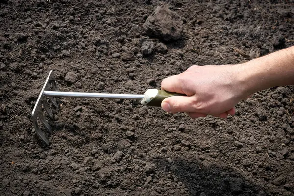 農家は肥沃な土壌を有する庭園の庭具で働いています オーガニックガーデニング 生態学の概念 — ストック写真