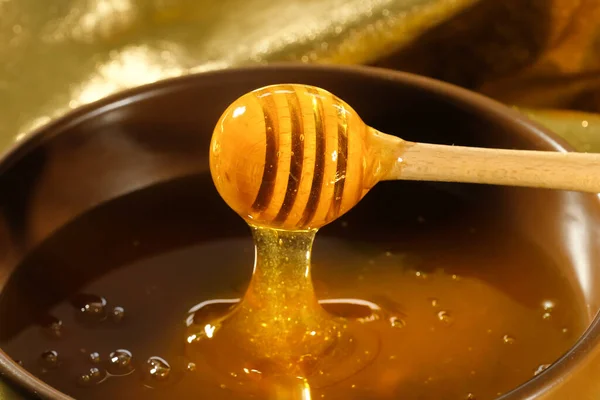 Φρέσκο Μέλι Που Στάζει Από Κουτάλα Πιάτο Βιολογικά Φυσικά Μελισσοκομικά — Φωτογραφία Αρχείου