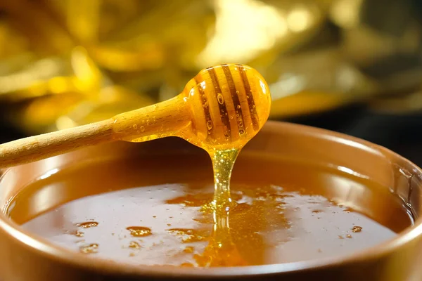 Σταγόνες Μελιού Από Μέλι Dipper Ένα Μπολ Υγιές Βιολογικό Παχύ — Φωτογραφία Αρχείου