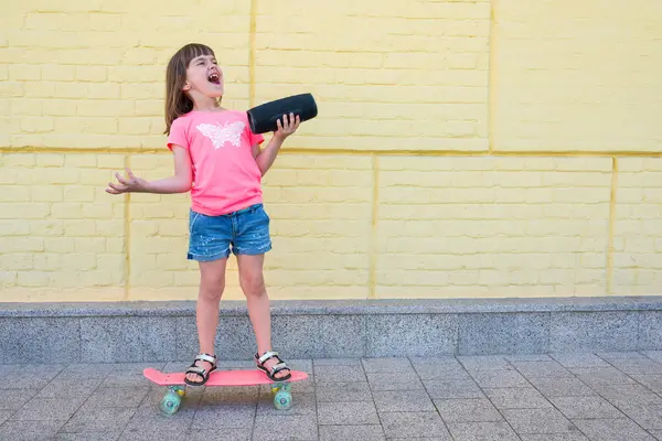 Uma Menina Emocional Com Alto Falante Bluetooth Música Skate Ouvir — Fotografia de Stock