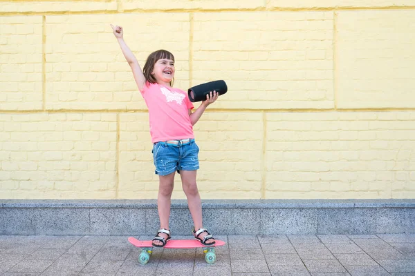 Een Schattig Kind Van Jaar Rijdt Een Skateboard Met Een — Stockfoto