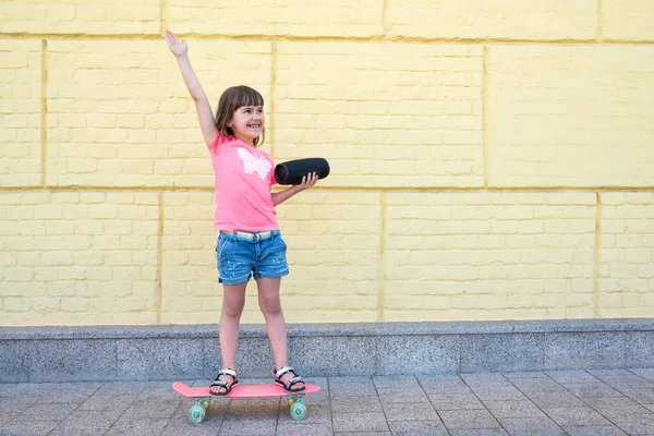 Een Meisje Skateboardt Met Een Muziek Bluetooth Speaker Stad Gele — Stockfoto