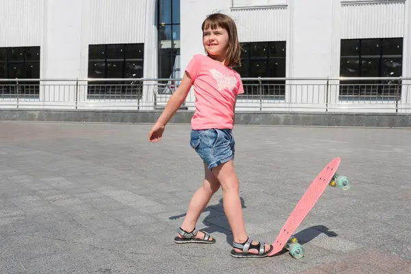 Uma Criança Com Skate Dia Ensolarado Verão Uma Margem Rio — Fotografia de Stock