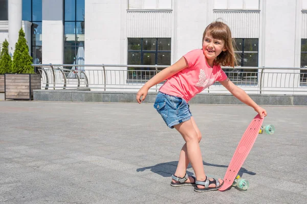 Retrato Livre Uma Menina Feliz Com Skate Dia Ensolarado Verão — Fotografia de Stock
