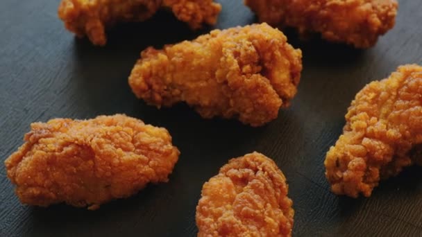 Sült Csirke Csíkok Fekete Háttérrel Forgó Videó — Stock videók