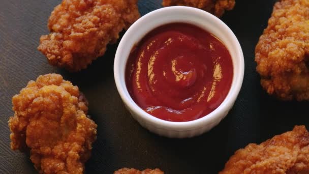 Gebratene Hühnerstreifen Mit Ketchup Auf Schwarzem Hintergrund Rotierendes Video — Stockvideo