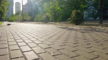 Modern bir scooterla şehir yolunda giden bir adam. Kentsel yaşam tarzı, ekolojik ulaşım.