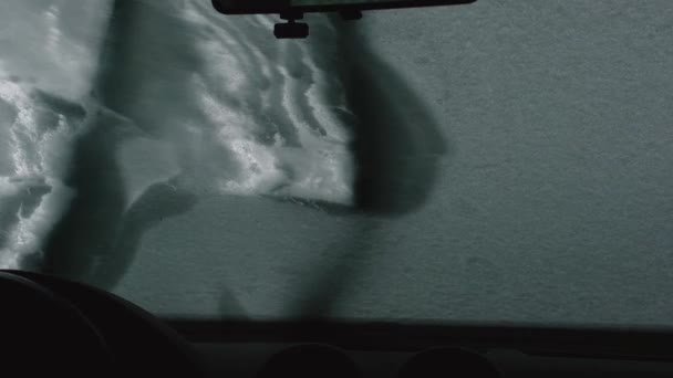 Autótörlők Télen Kocsi Belsejéből Tisztítják Szélvédőjét Hideg Téli Szezon — Stock videók