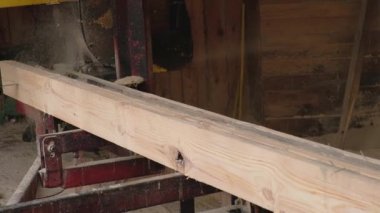 Eski bir kereste fabrikasında ahşap işleme ve kesme işlemi. Kesme ve işleme tahtaları, kereste endüstrisi..