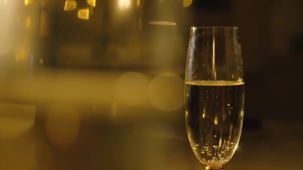 Bicchiere Champagne Frizzante Rallentatore Primo Piano — Video Stock