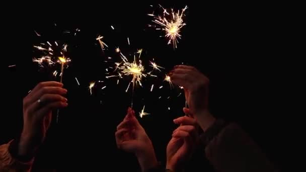 人们的手与火花庆祝新年的夜晚 新年派对 假期的概念 — 图库视频影像