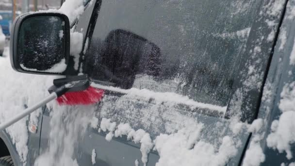 Czyszczenie Samochodu Śniegu Pędzlem Mroźny Zimowy Dzień Sezon Zimowy — Wideo stockowe
