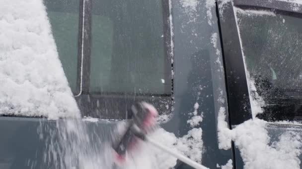 Mann Reinigt Winter Schnee Vom Auto Mit Bürste Wintersaison — Stockvideo