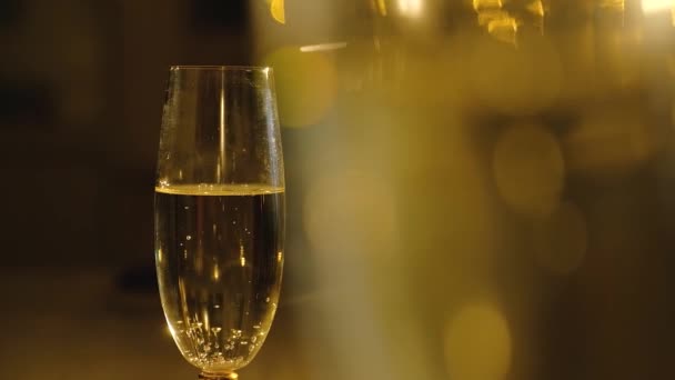 Uma Taça Champanhe Espumante Num Close Vidro Espumante Vinho Branco — Vídeo de Stock