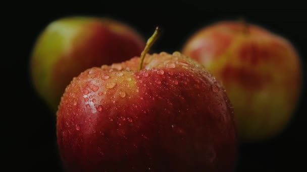 Detailní Záběr Červené Jablko Rotující Vodě Kapky Rotující Černém Pozadí — Stock video