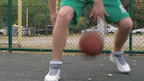 Basketbalista Šortkách Trénuje Basketbalem Městském Hřišti Sportovní Životní Styl — Stock video
