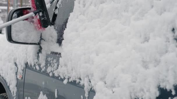 Kış Günü Bir Arabayı Kardan Temizlemek Sokaklar Kar Kar Yığınlarıyla — Stok video