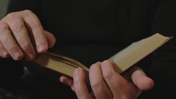 男性手拉着书页的特写 家庭休闲的概念 — 图库视频影像