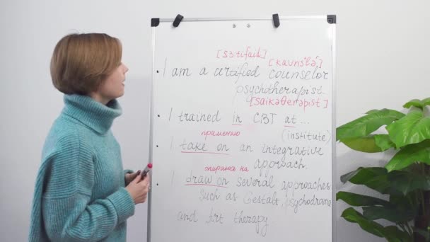 Kvinnlig Engelskalärare Spelar Videolektion Engelska Och Antecknar Svarta Tavlan Begreppet — Stockvideo