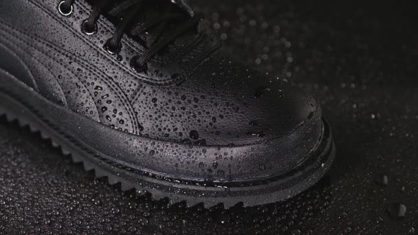 Chaussure Mâle Noire Gouttes Eau Sur Fond Noir Gros Plan — Video