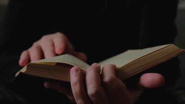 Koncepcja Religii Wiary Ręka Mansa Przewraca Kartki Książki Koncepcja Edukacji — Wideo stockowe