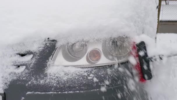 Elinde Fırça Olan Bir Adam Kışın Bir Arabadan Kar Temizler — Stok video